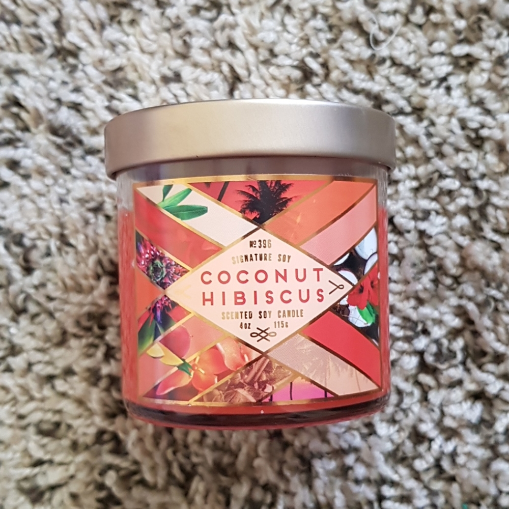2/10$ Coconut hibiscus scented candle soy